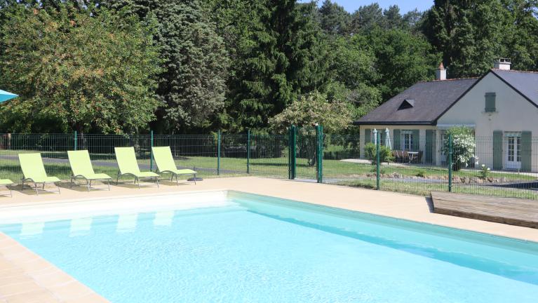 Sejour-adapté-saumur-grand-gite-piscine