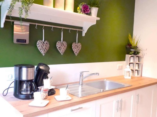 Cuisine du gîte : l'évier et sa décoration.