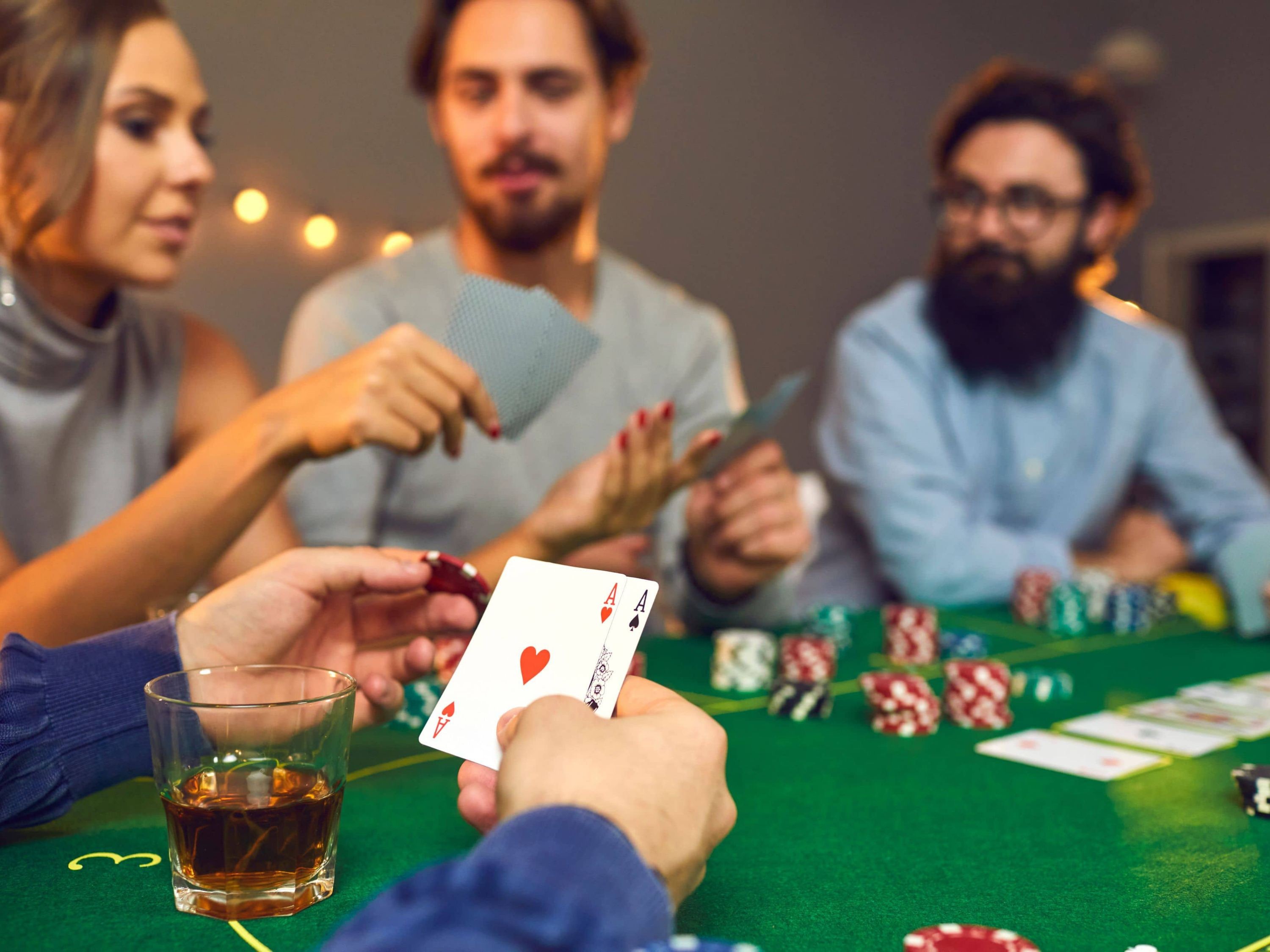 Ambiance conviviale d’une soirée casino privée au gîte L’Appel de la Forêt à proximité de Saumur, avec table de poker et roulette